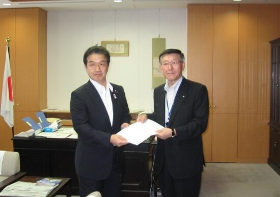 画像:赤池文部科学大臣政務官への要請活動の様子